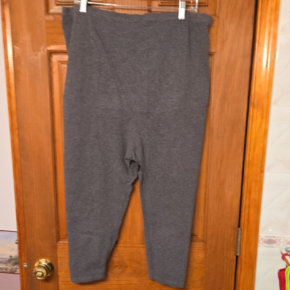 A Pair Of 3/4 High-Waisted Maternity Leggings